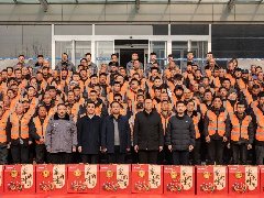情系農(nóng)民工 蛇年送祝?！A兆控股為優(yōu)秀農(nóng)民工發(fā)放春節(jié)禮品